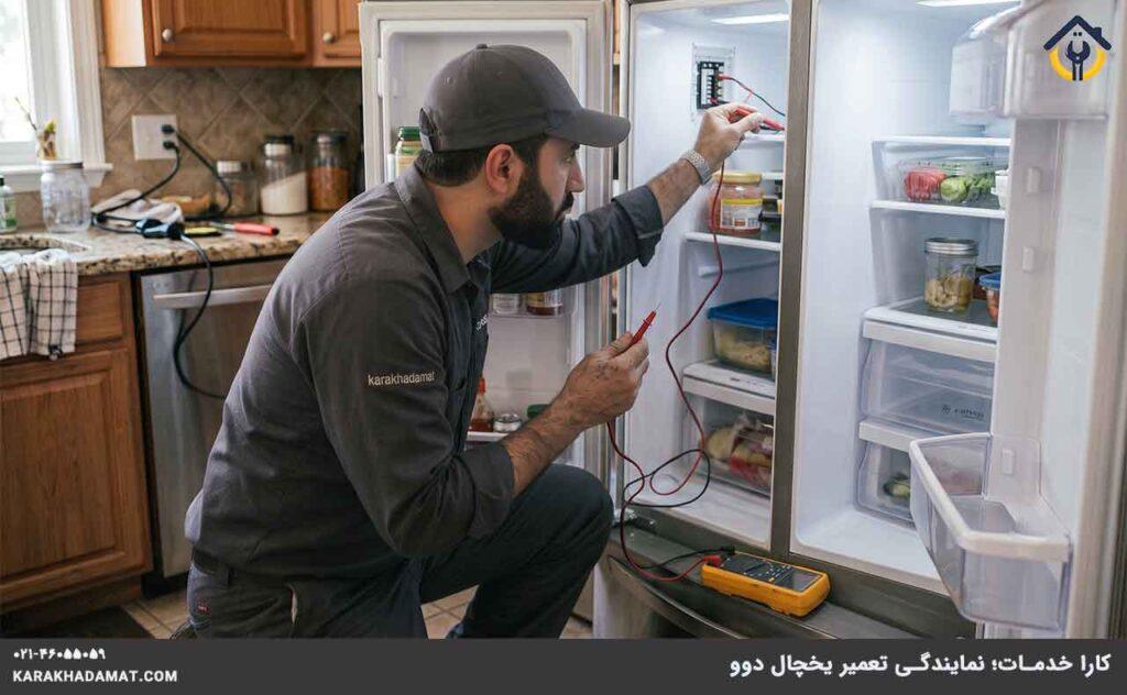 تکنسین در حال تعمیر یخچال دوو